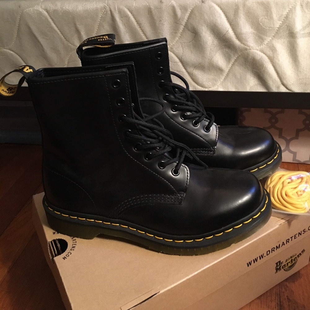 BRAND NEW 8 eyelet classic docs. NEW IN BOX. 9.