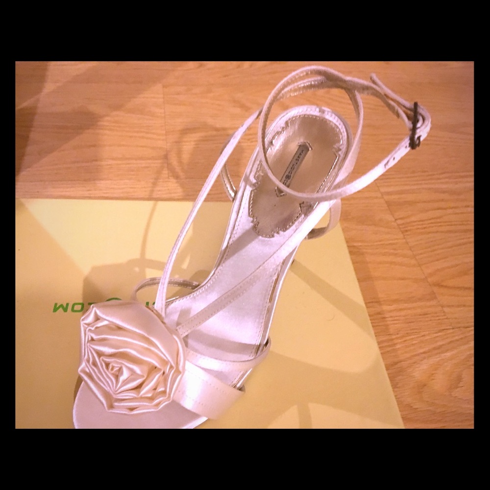 Gorgeous Max Studio girly off white heels in box