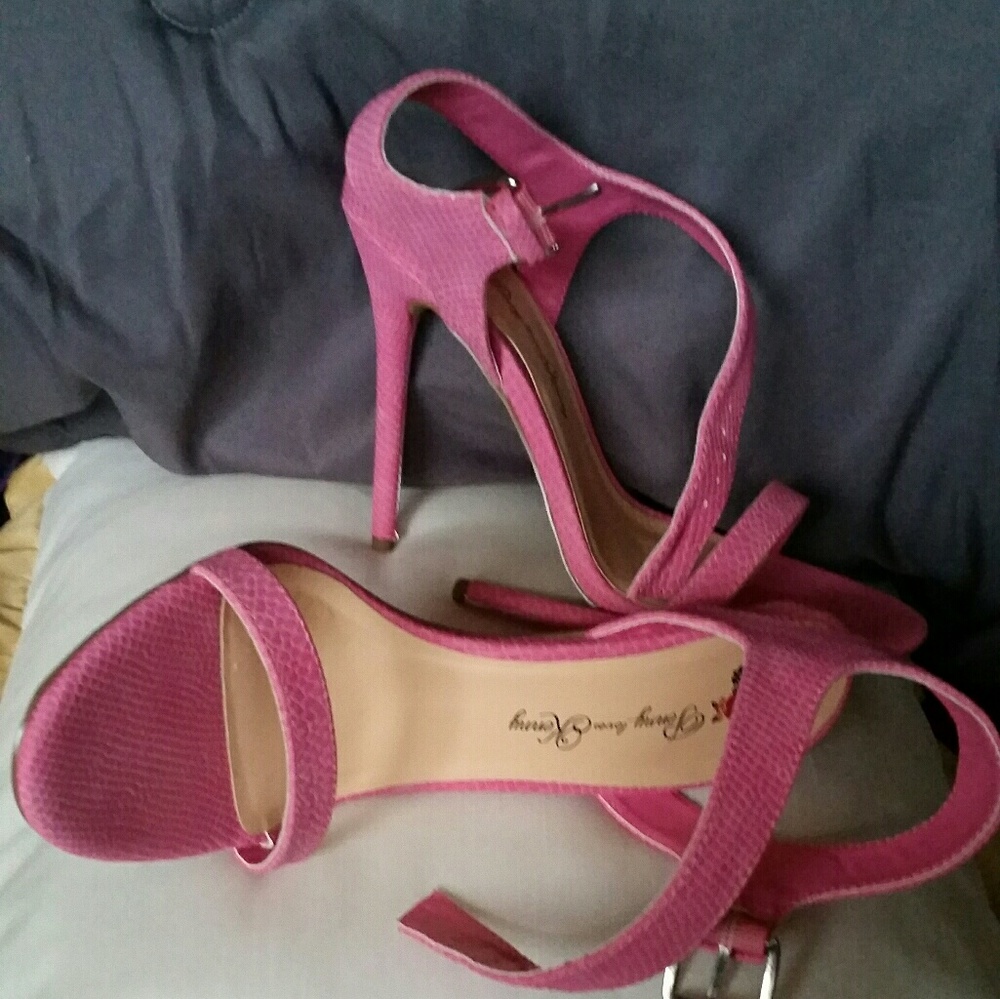 Super sexy sandal!