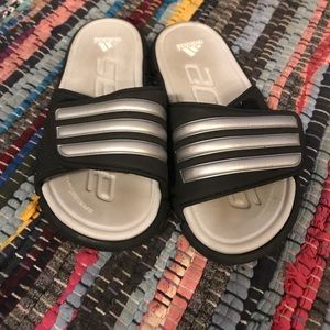 ❤️SOLD❤️Adidas slide on sandals size 1 Youth