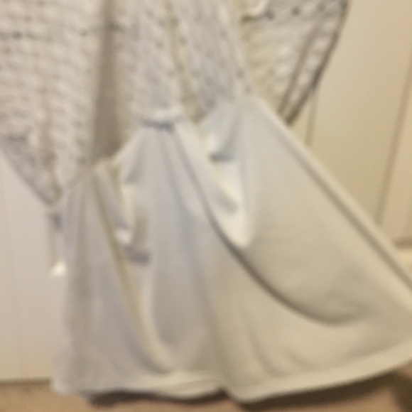 White u neck Aeropostale shirt - Picture 3 of 3