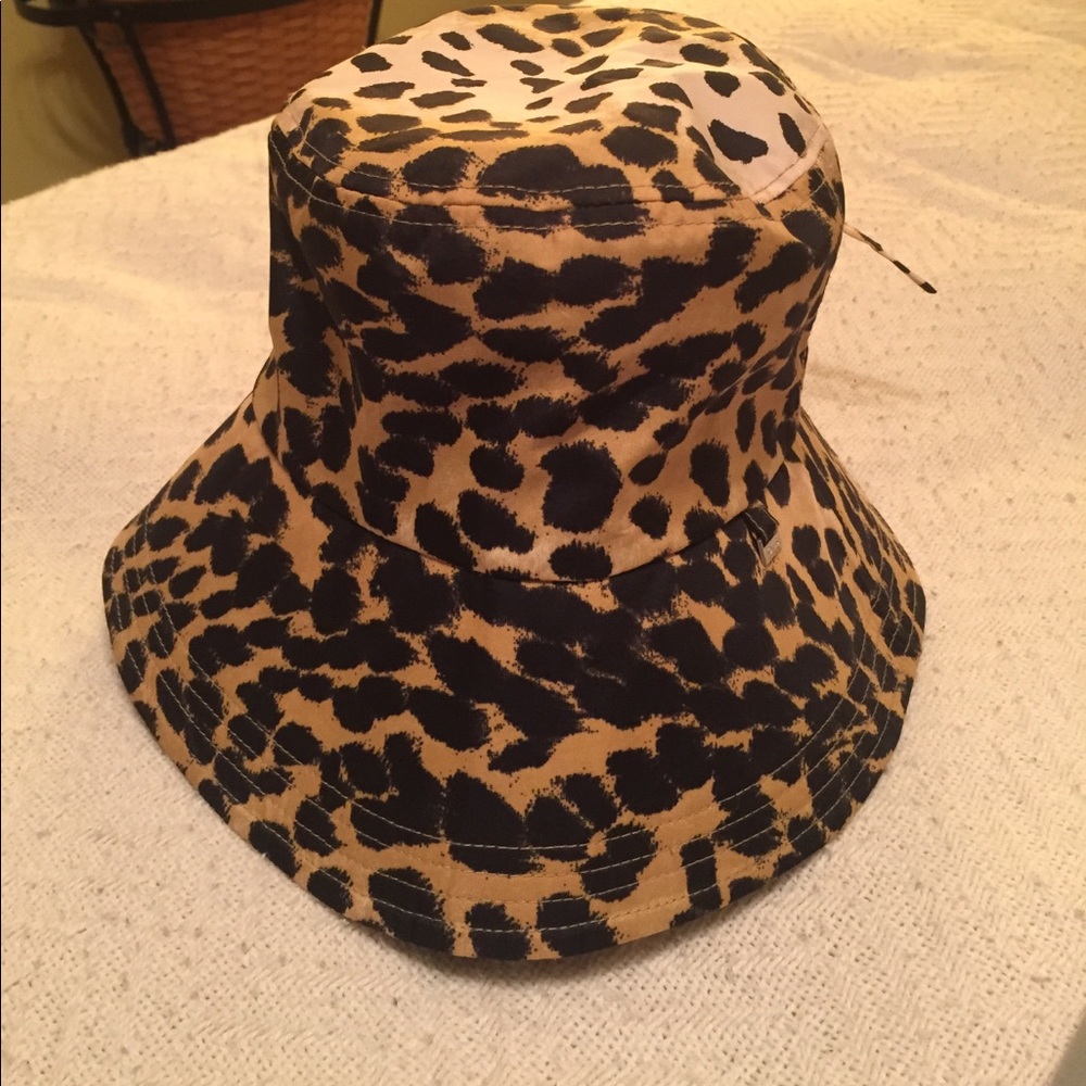 Totes leopard Rain Hat. One Size.