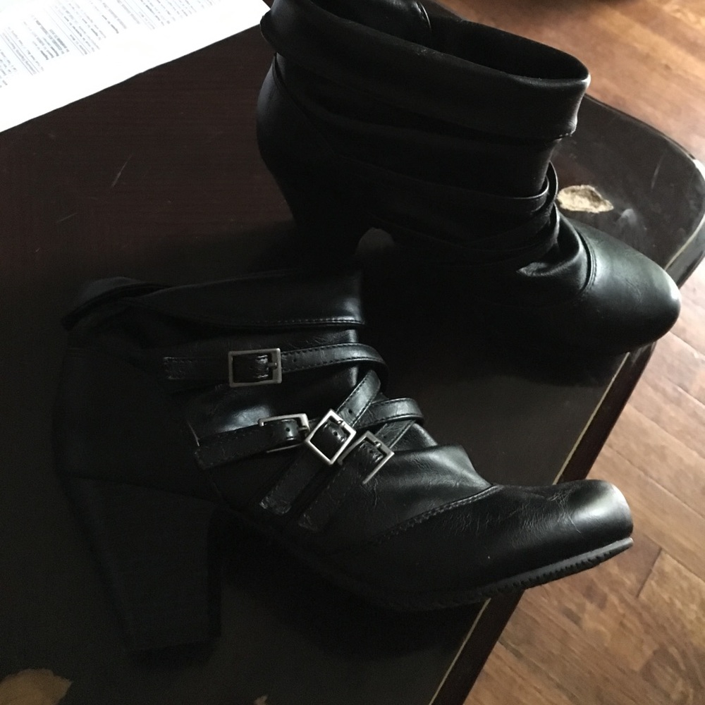 Apostrophe booties