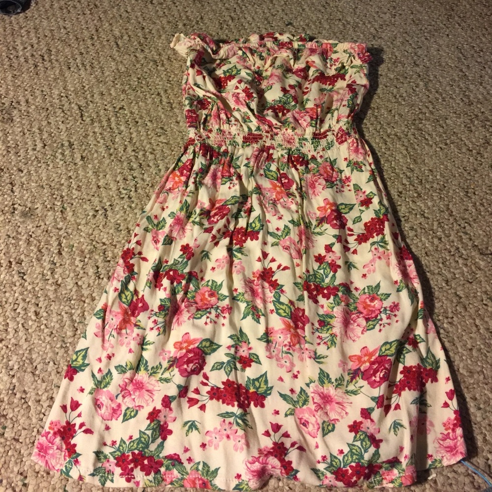 Sleeveless dress with floral design