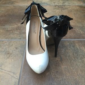 🍾5.5" black and white bow platforms