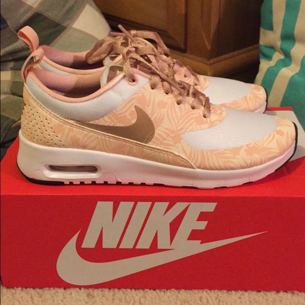 Nike Air Max Thea; Rosegold/Salmon color