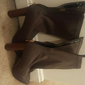 Khaki wooden heell zipper boots