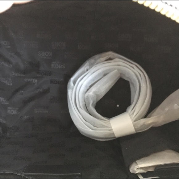 New! MICHAEL KORS Satchel - Picture 3 of 7