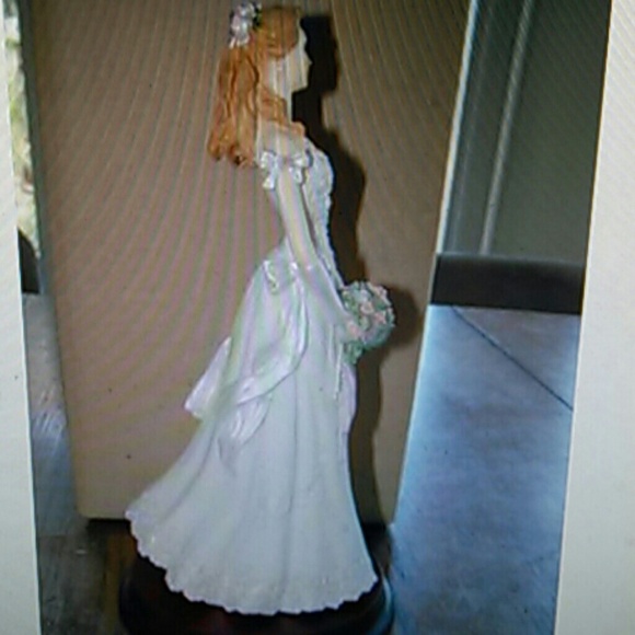 Bride statue - Picture 2 of 2