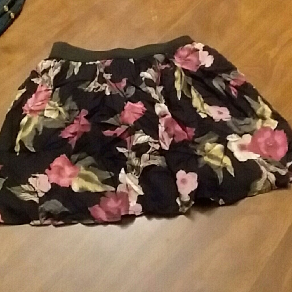 Hollister skirt small