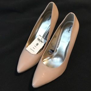 Nude pumps