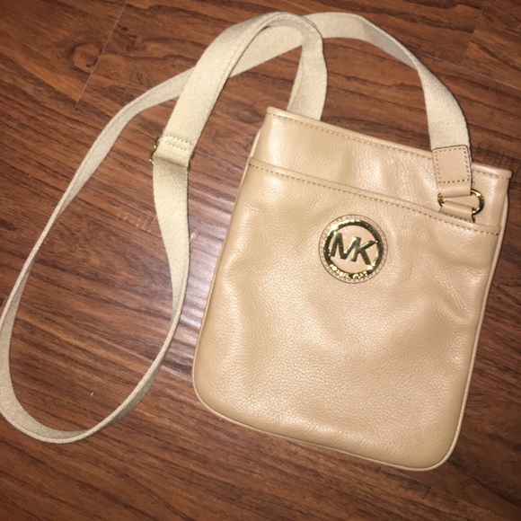 BRAND NEW Michael Kors tan cross body purse - Picture 1 of 2