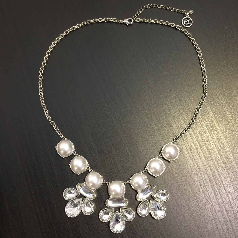 Stunning faux pearl and crystal necklace