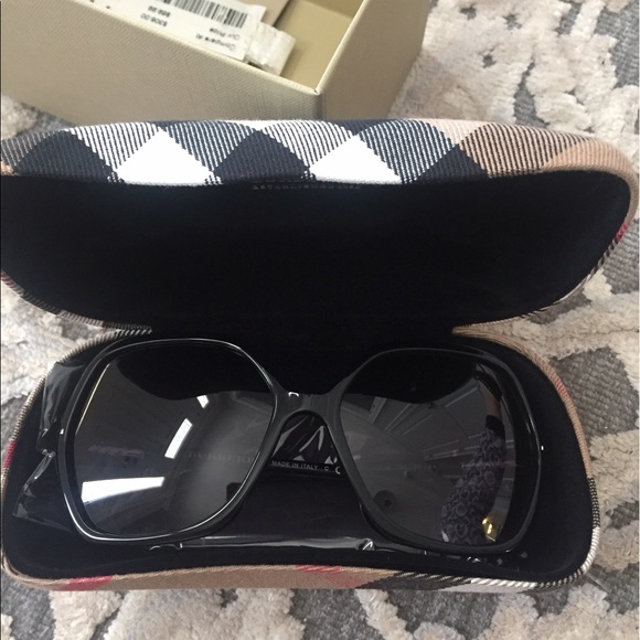 Burberry sunglasses main image 4