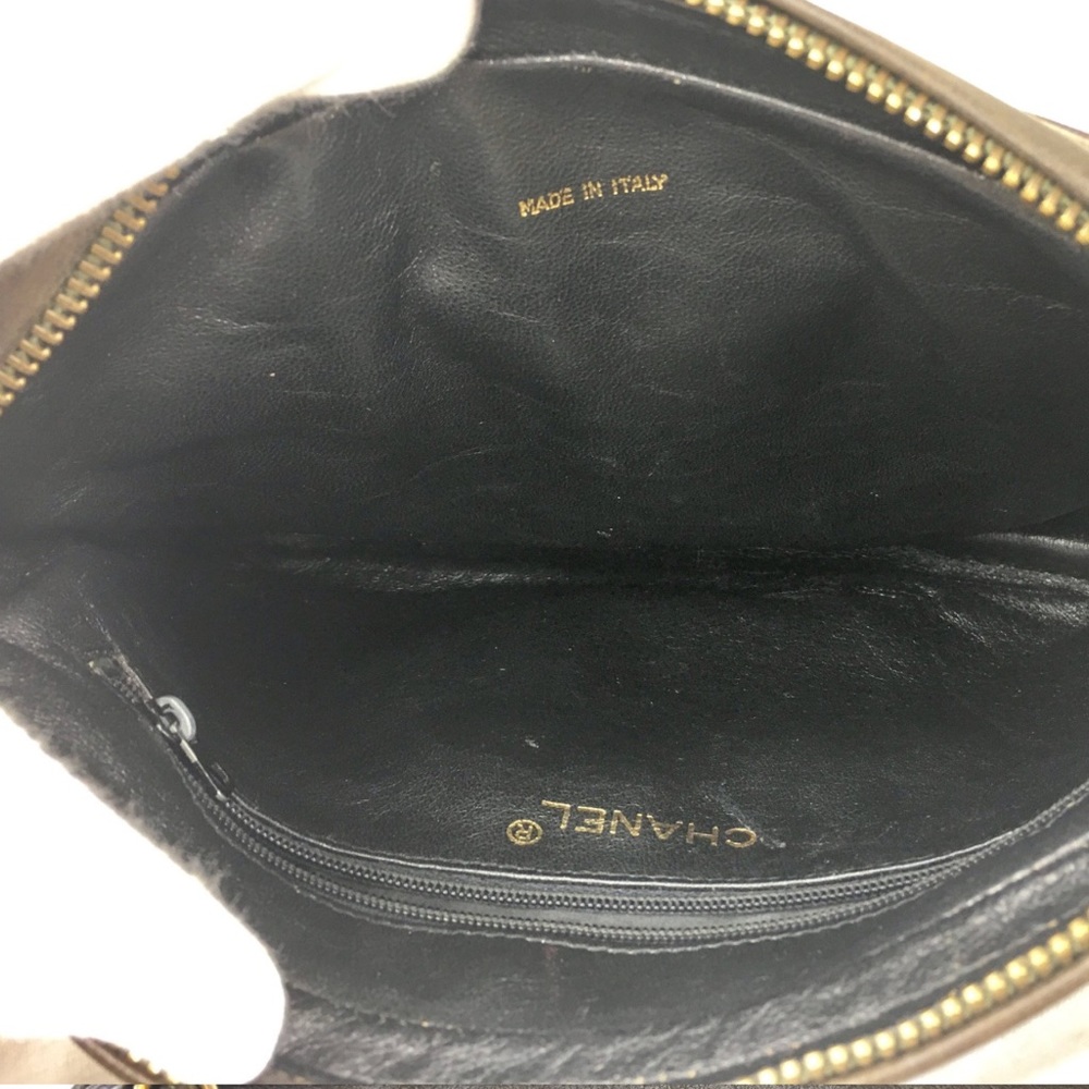 💔 SOLD on the website 💔 CHANEL Brown Crossbody - Picture 3 of 6