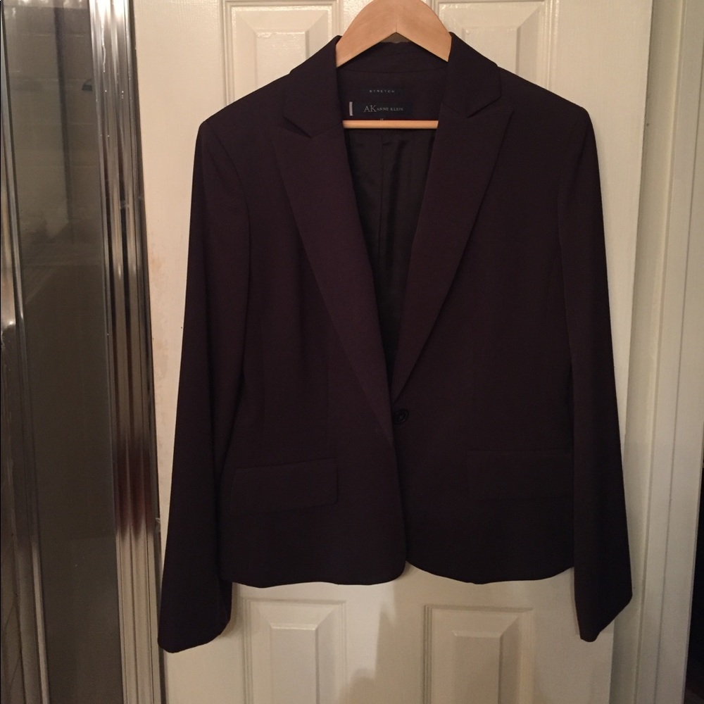 Classic brown suit that has never been worn.