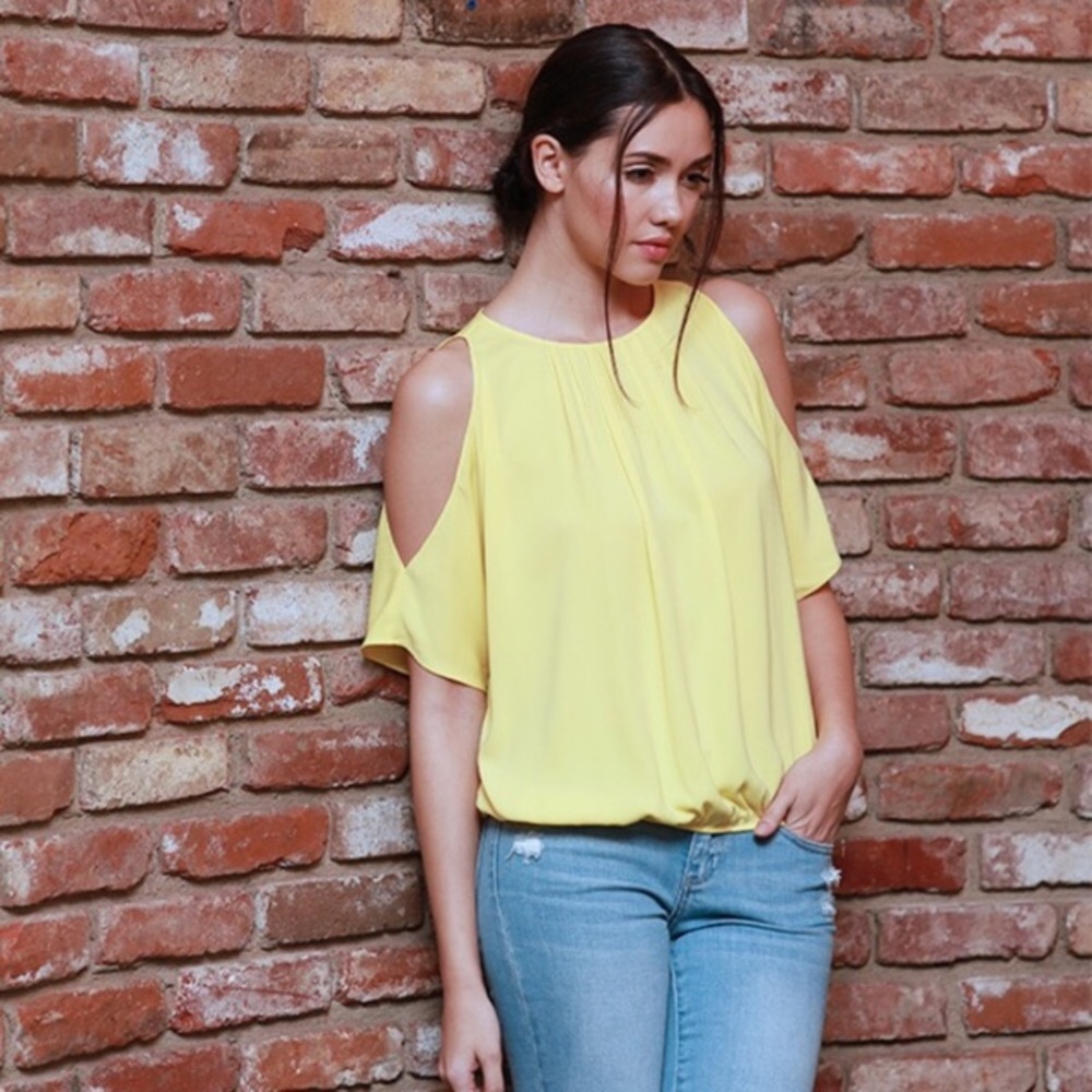 🌼NWT elegant cold shoulder canary top!