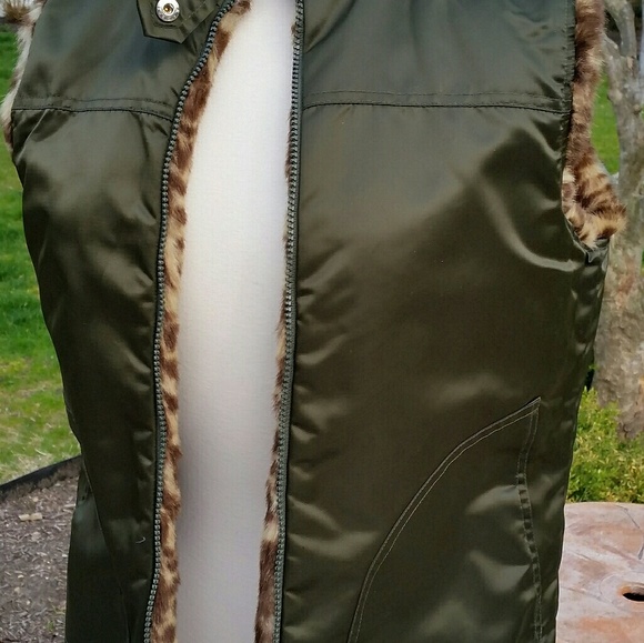 Guess Reversible Vest - Picture 7 of 7