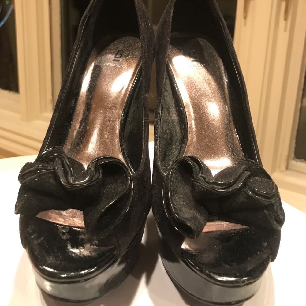 Black dress shoe peep toe