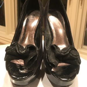 Black dress shoe peep toe