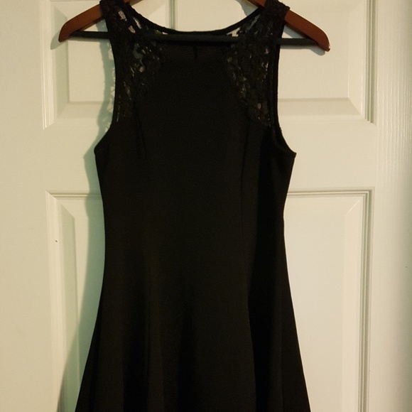 Lace shoulder dress - Picture 3 of 3