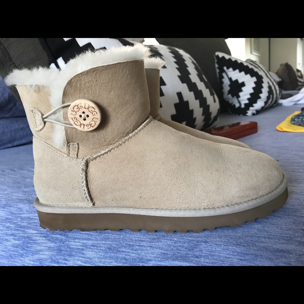 UGG mini bailey boots size 8 - natural
