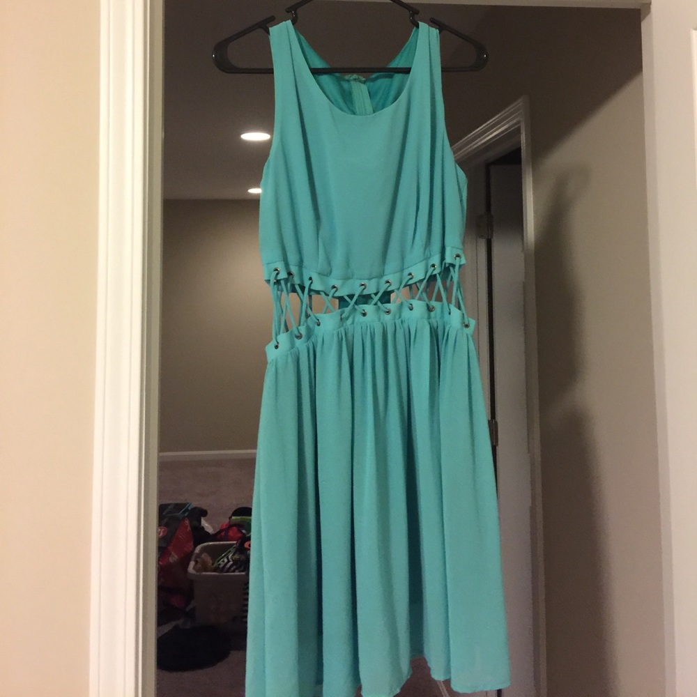 Sleeveless dress with lace waist