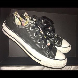 Women's Converse size 6  (like NEW)