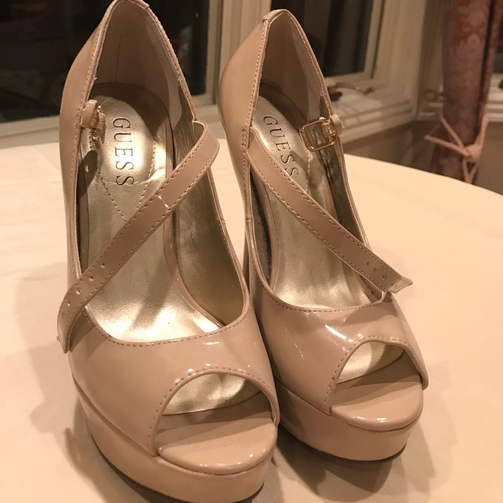 Guess pumps with strap in nude