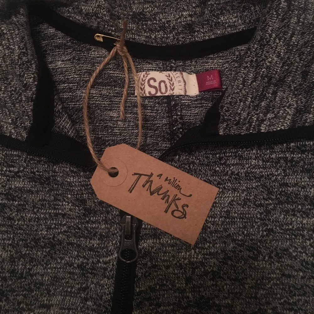 Thin cute sweater with 1 front pocket