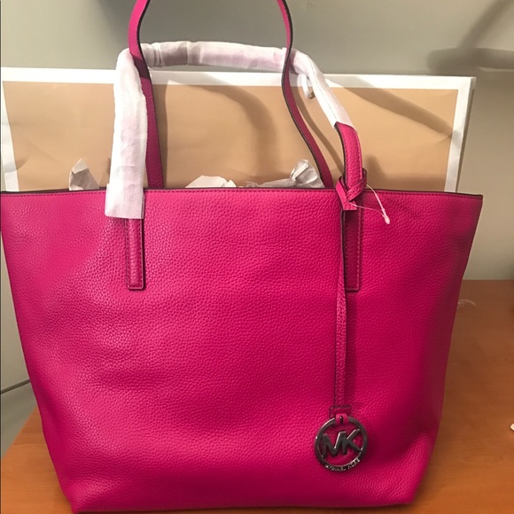 Michael Kors Handbags - ♈️$140! Michael Kors Izzy tote