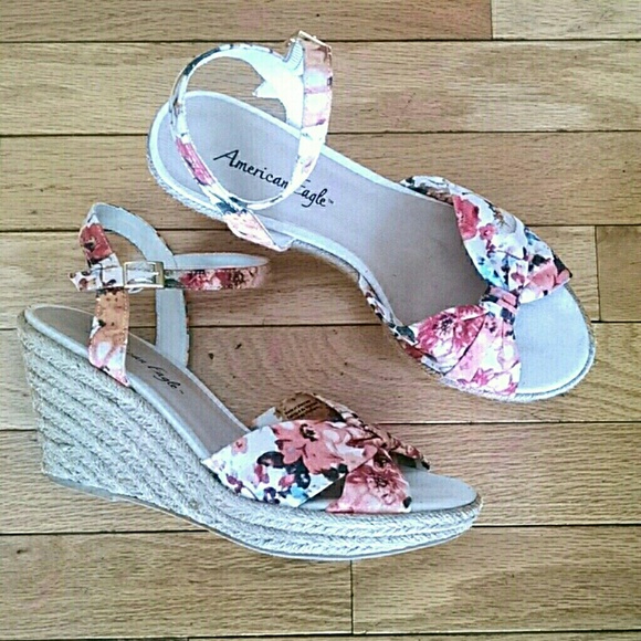 American Eagle by Payless Shoes - 🔴 SALE 🔴 Floral Print Wedge Sandals size 9