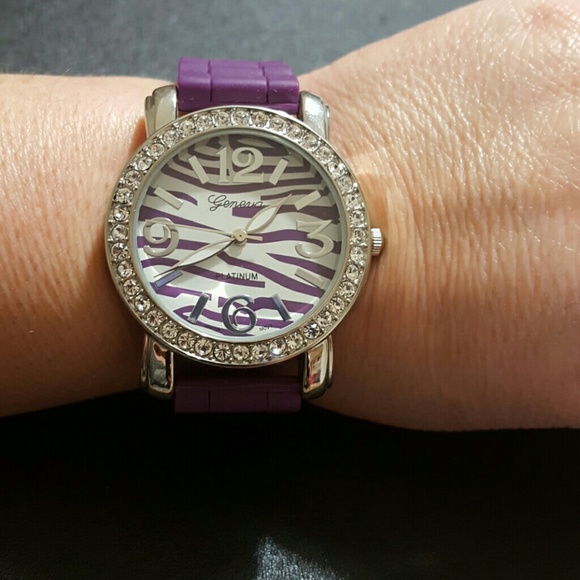 Purple Silicon Strap Watch. - Picture 3 of 4