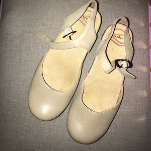 Tan Sophie Dansko size 37