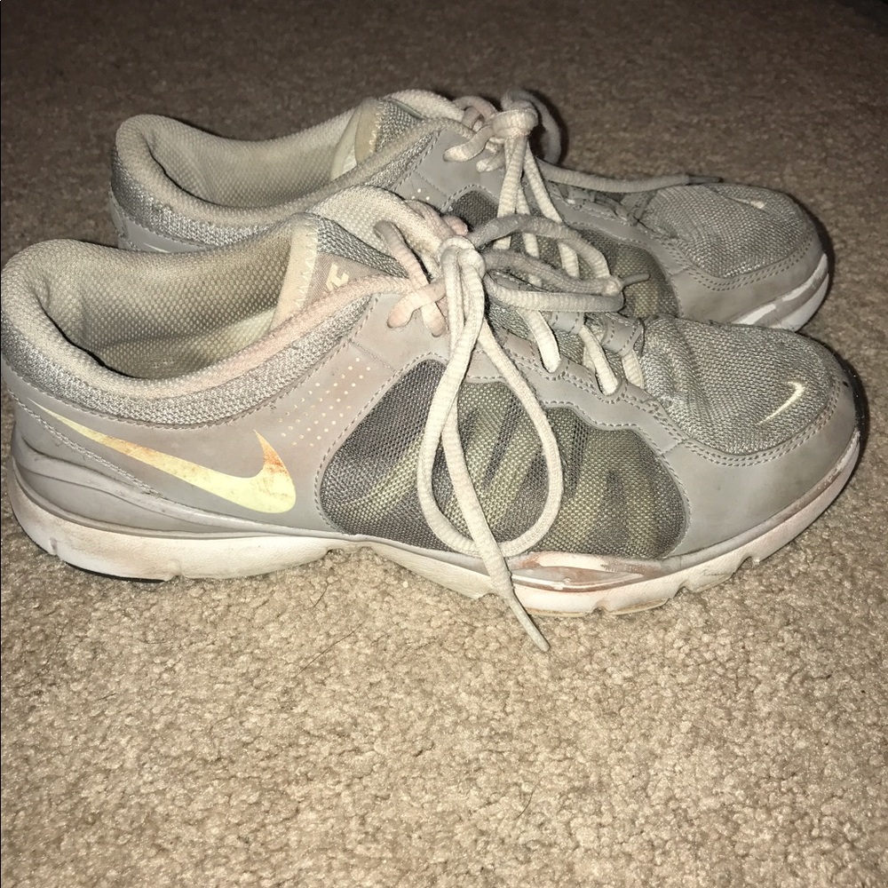 GREY NIKE TENNIS SHOES