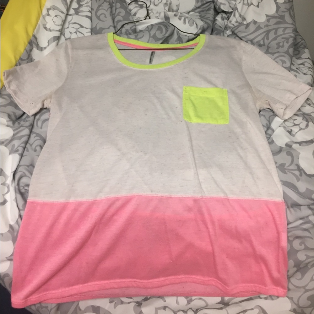 Spring Pocket Top - Picture 2 of 4