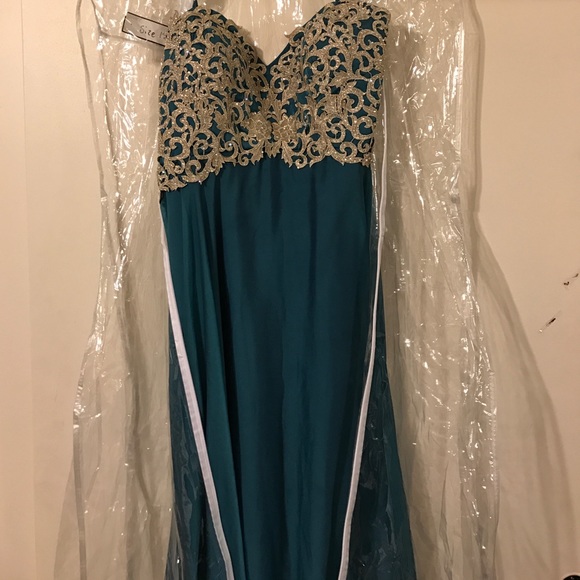 Prom dress!! 👗 - Picture 3 of 8