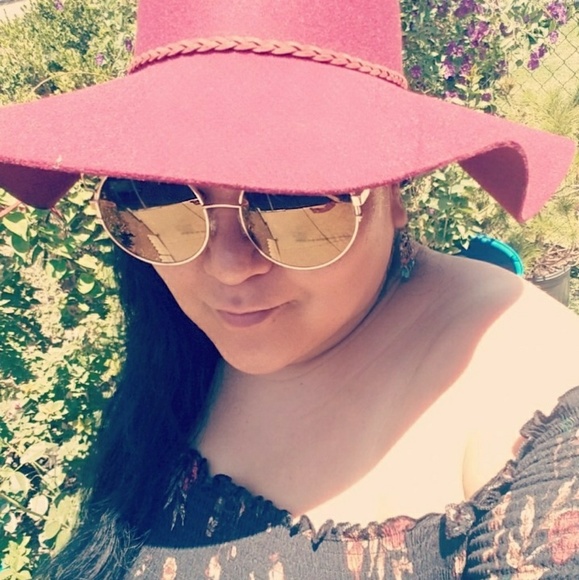 Meet your Posher, Mily - Picture 5 of 8