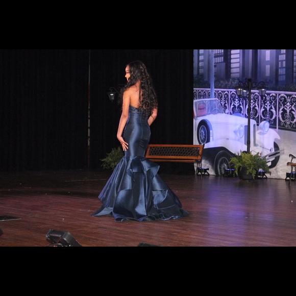 Elegant Dress - Picture 3 of 3