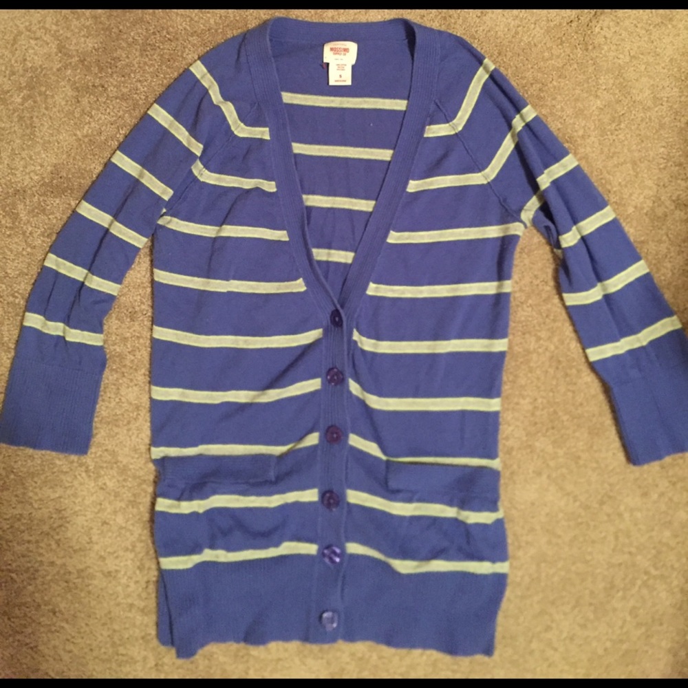 Quarter sleeve sweater