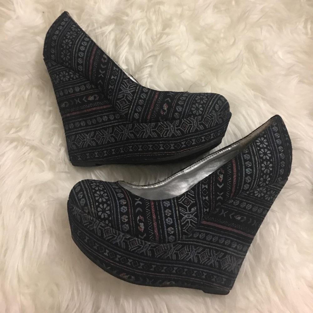 ❤️SOLD❤️ Patterned Wedges - Picture 2 of 4