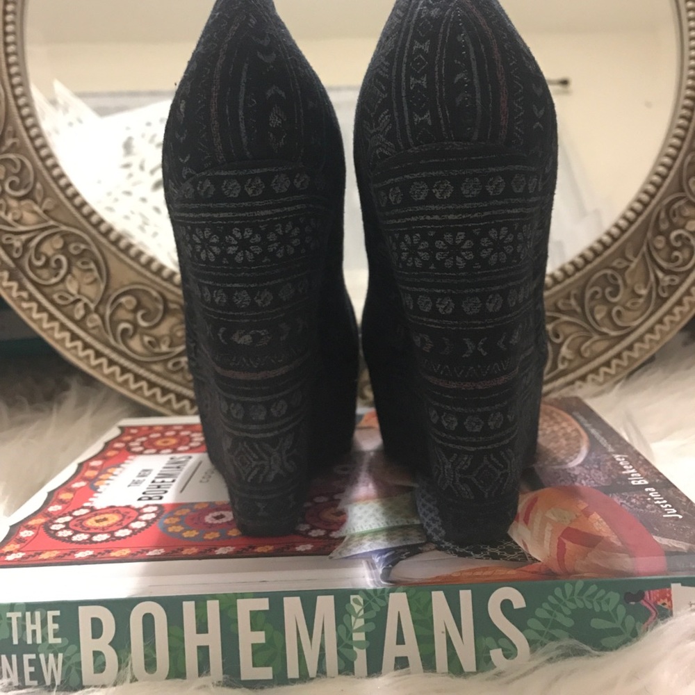 ❤️SOLD❤️ Patterned Wedges - Picture 4 of 4
