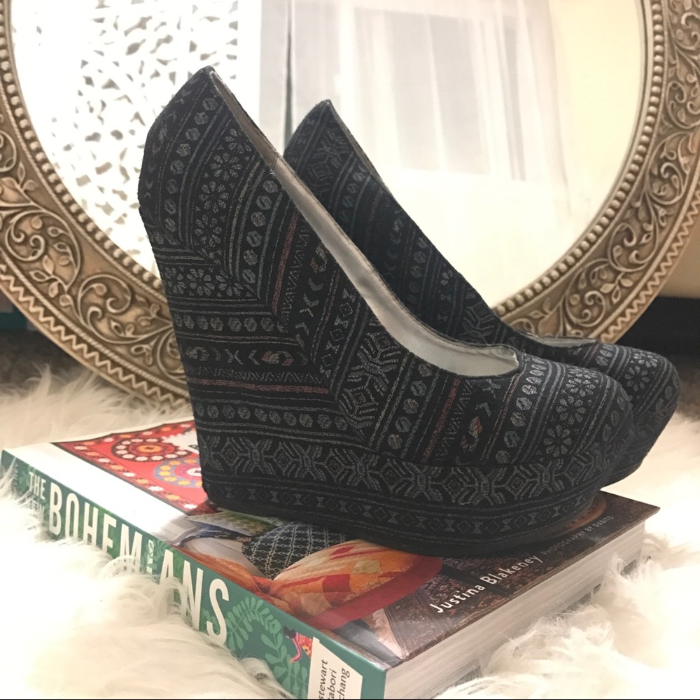 ❤️SOLD❤️ Patterned Wedges - Picture 3 of 4
