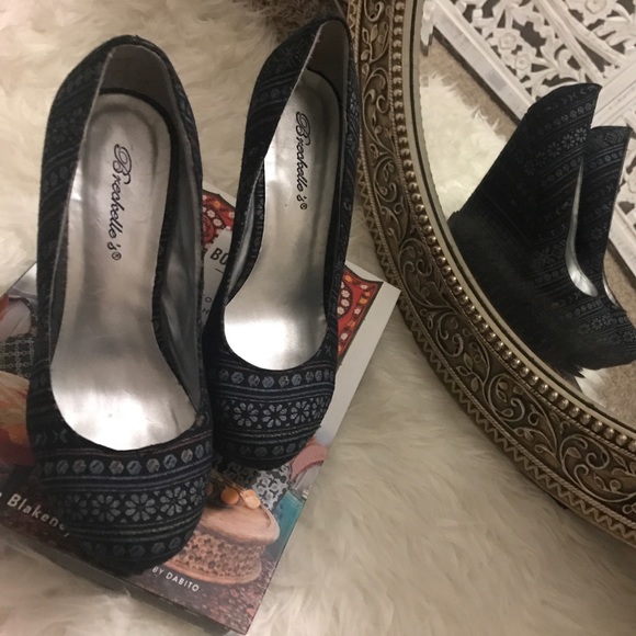 ❤️SOLD❤️ Patterned Wedges - Picture 1 of 4