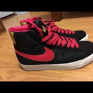 NIKE Mid Black/Very Berry Blazers Size 4.0Y