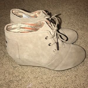 Brand New Toms Suede Booties Sz 6