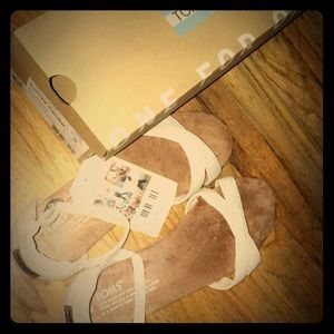 Size 5 white and brown toms sandals.