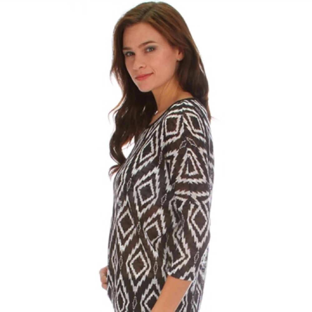 🌟SALE🌟 Black & White Diamond Hi Lo Top - Picture 3 of 6
