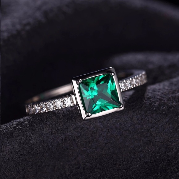 Jewelry - Sterling Silver CZ Square Green Emerald Ring 💚