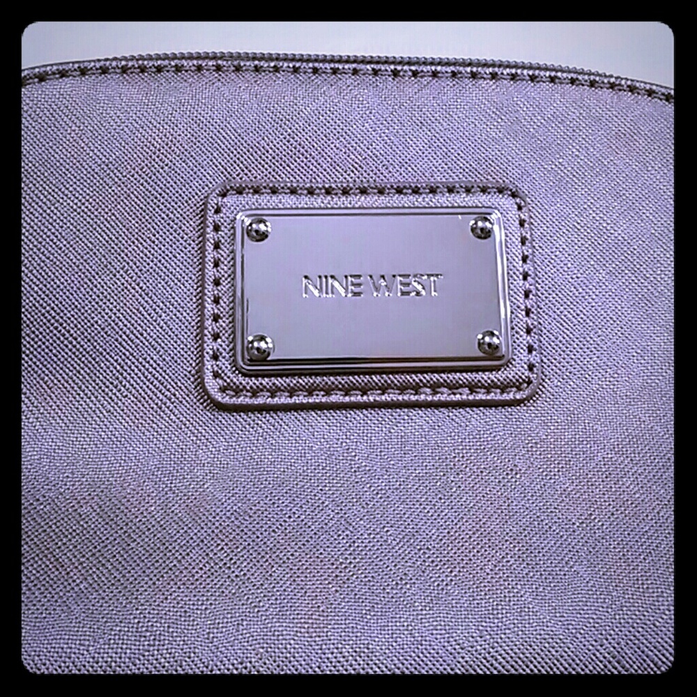 NEW Metallic Nine West Makeup Bag. - Picture 2 of 4